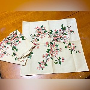 Set of 4 Vintage Cotton Napkins with Dogwood Design